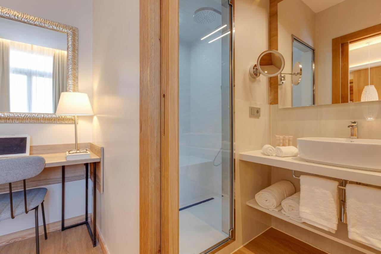 Hotel Boutique Mirlo برشلونة المظهر الخارجي الصورة A shower cubicle
