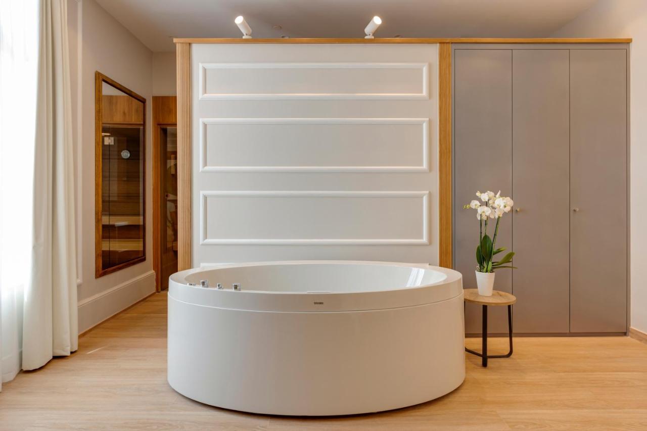 Hotel Boutique Mirlo برشلونة المظهر الخارجي الصورة A freestanding bathtub
